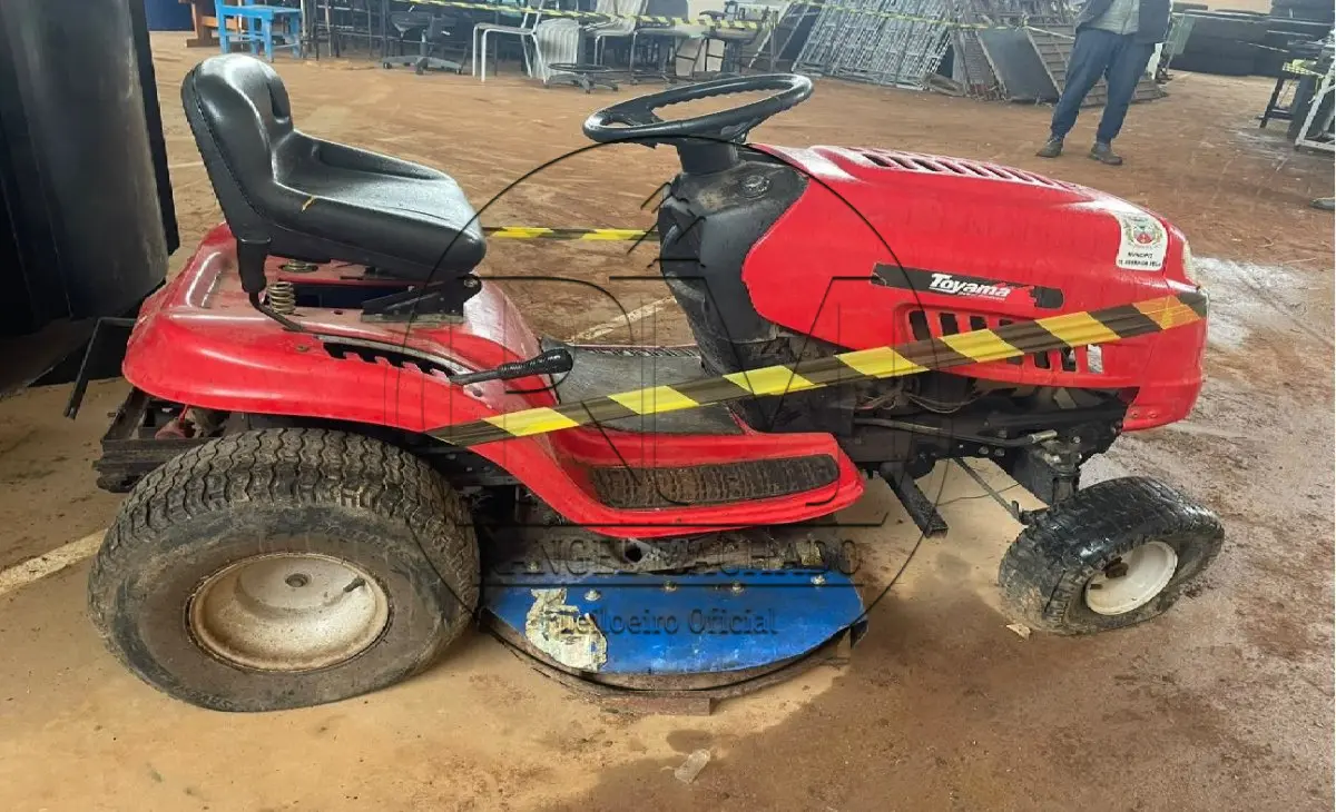 LOTE 017 - Trator Toyama