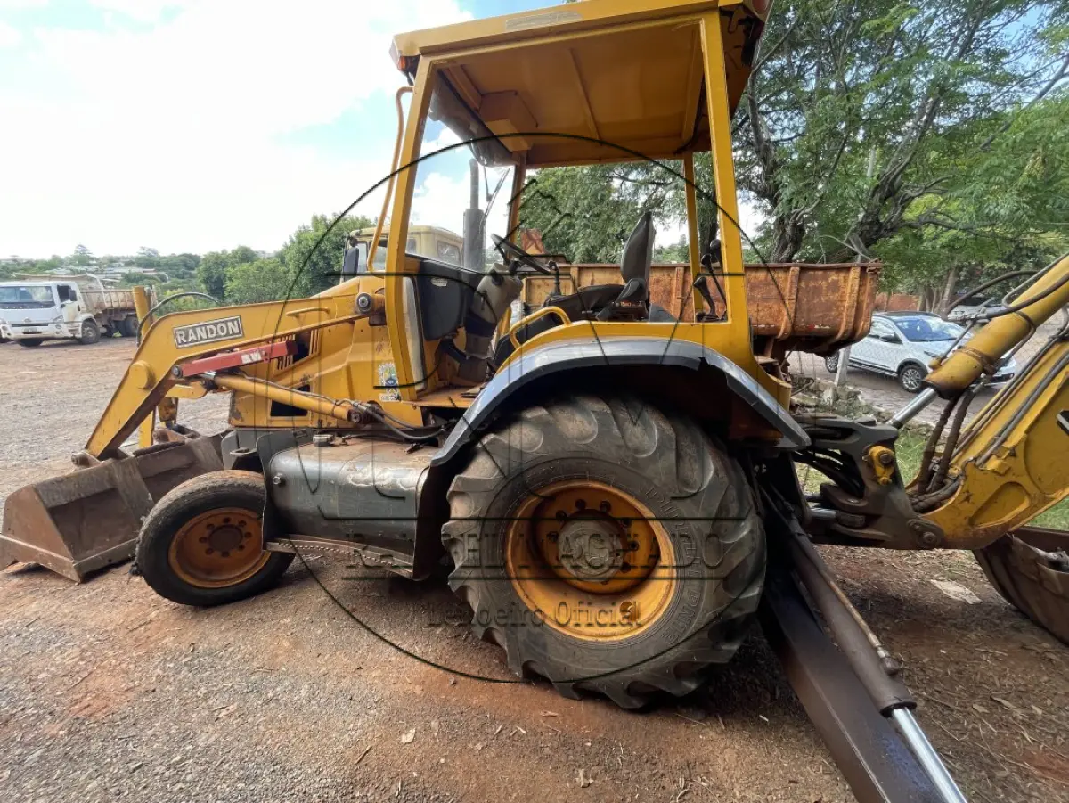 LOTE 016 - Retroescavadeira marca Randon, RK406B, ano 2010