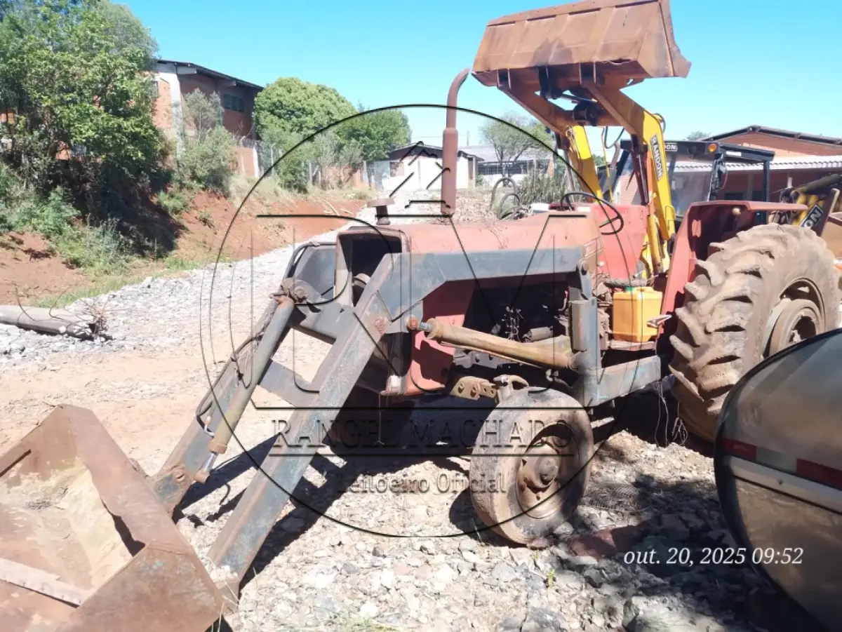 LOTE 017 - Trator Massey, acoplado com pá para carregamento