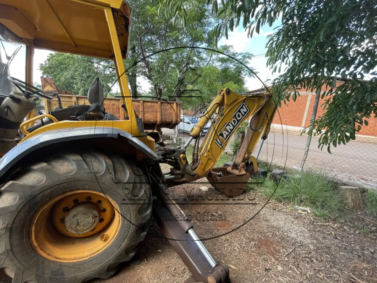 LOTE 016 - Retroescavadeira marca Randon, RK406B, ano 2010