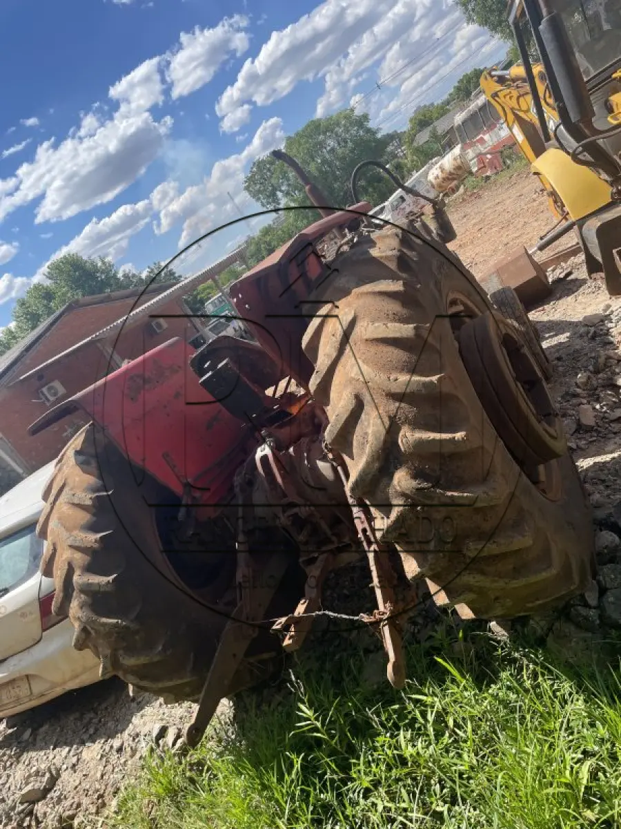 LOTE 017 - Trator Massey, acoplado com pá para carregamento