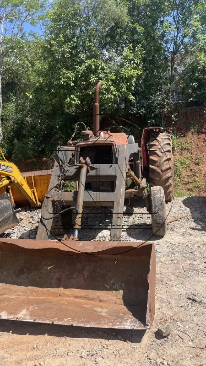 LOTE 017 - Trator Massey, acoplado com pá para carregamento