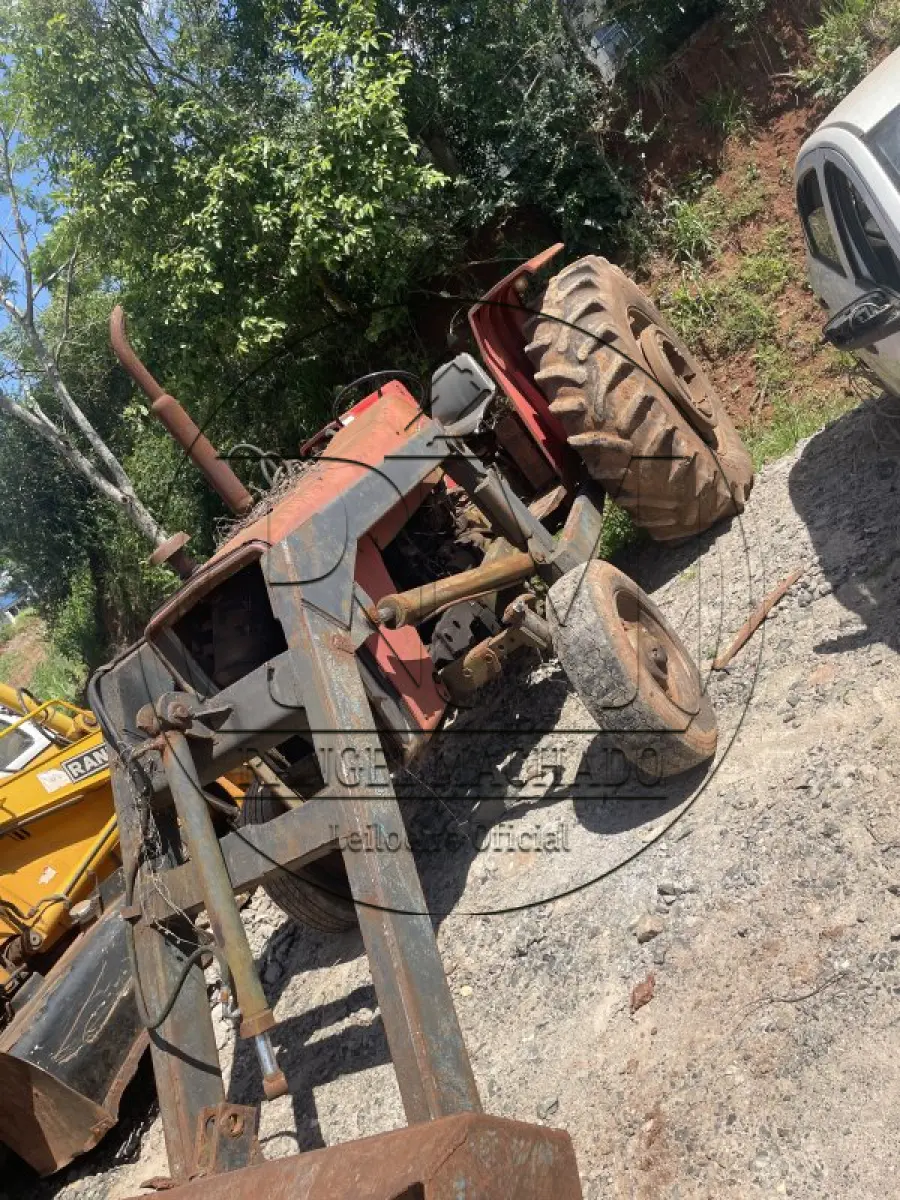 LOTE 017 - Trator Massey, acoplado com pá para carregamento