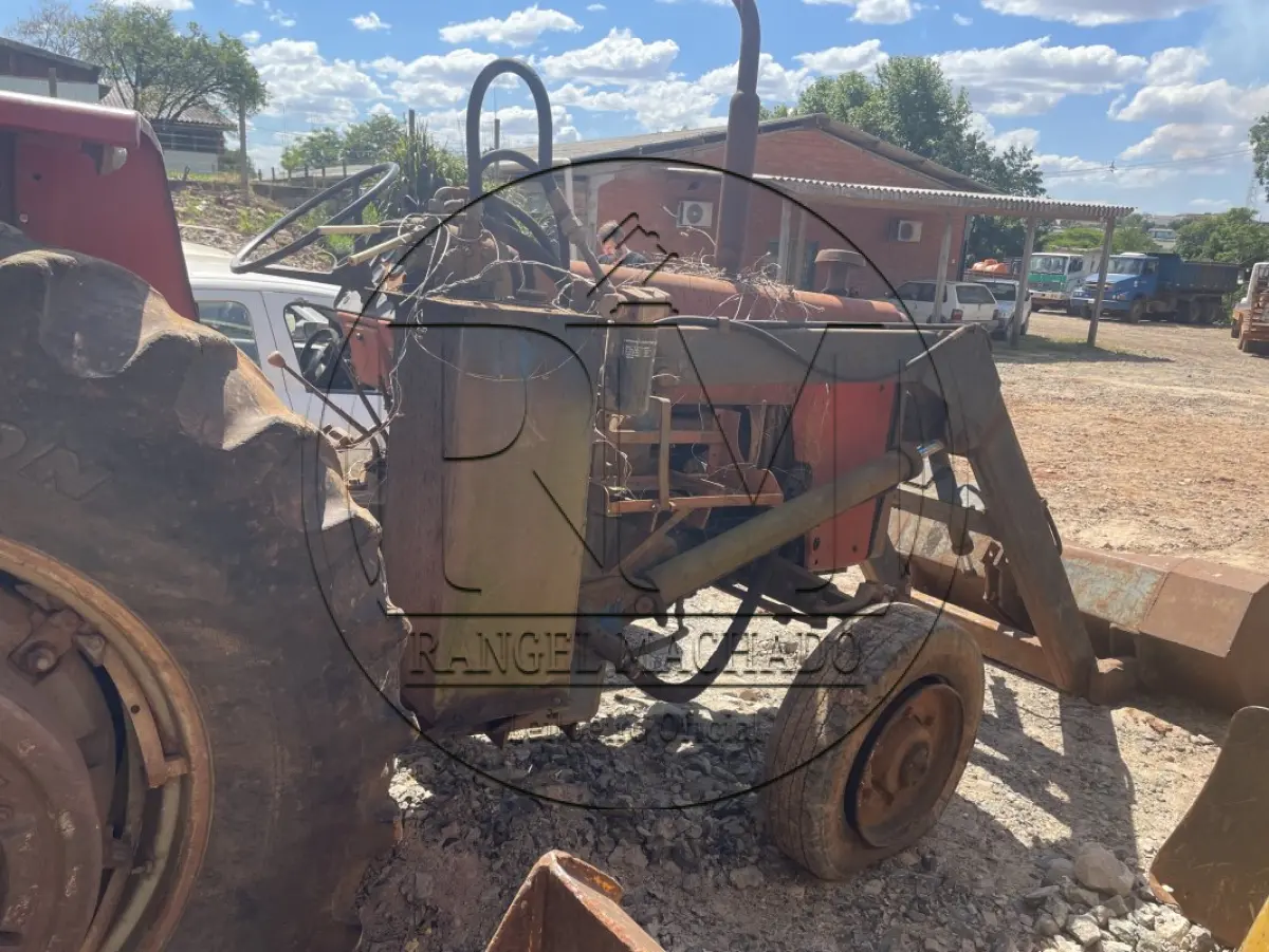 LOTE 017 - Trator Massey, acoplado com pá para carregamento