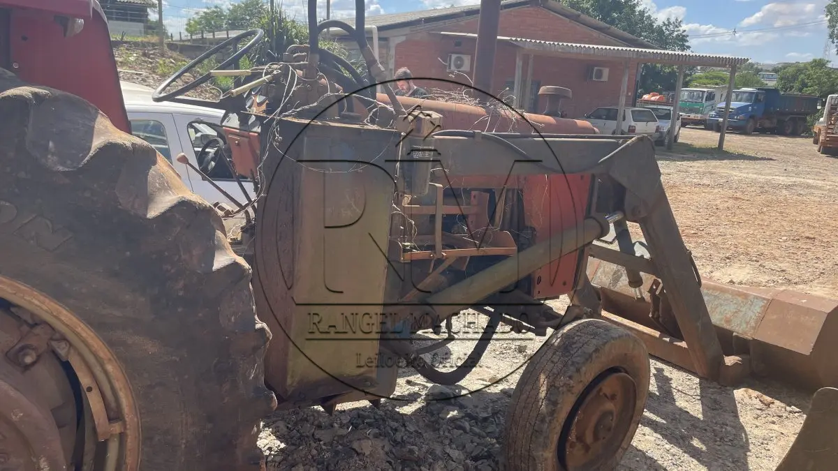 LOTE 017 - Trator Massey, acoplado com pá para carregamento