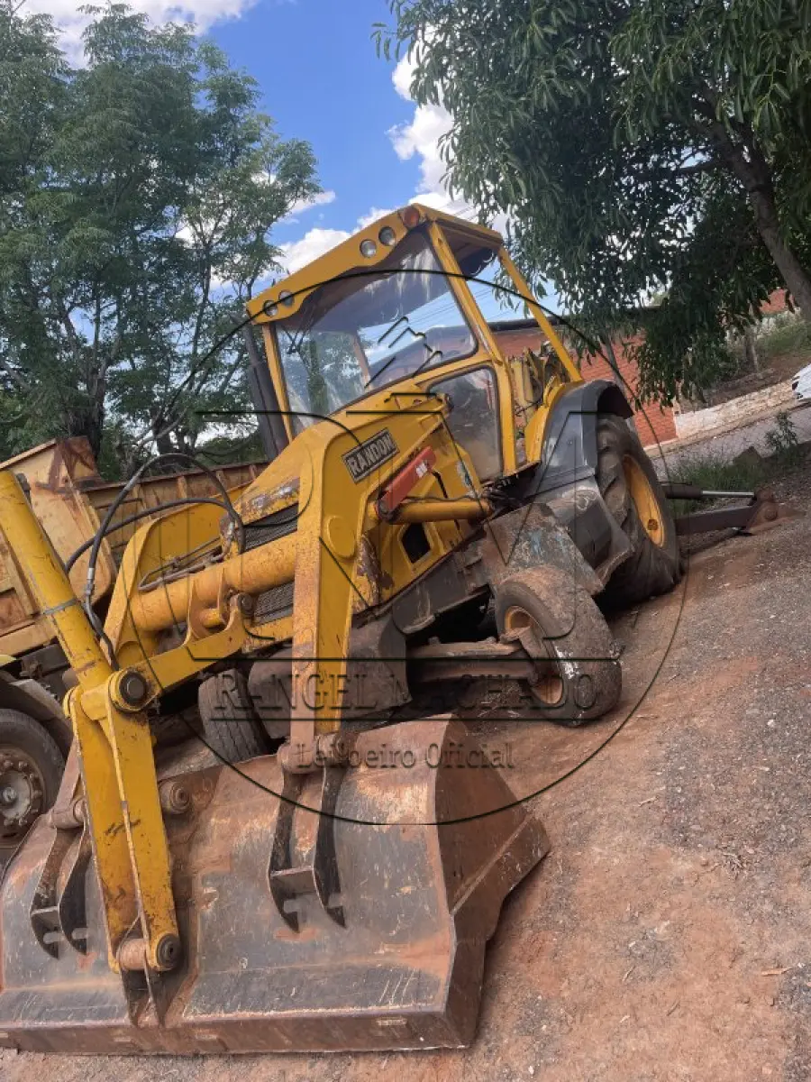 LOTE 016 - Retroescavadeira marca Randon, RK406B, ano 2010