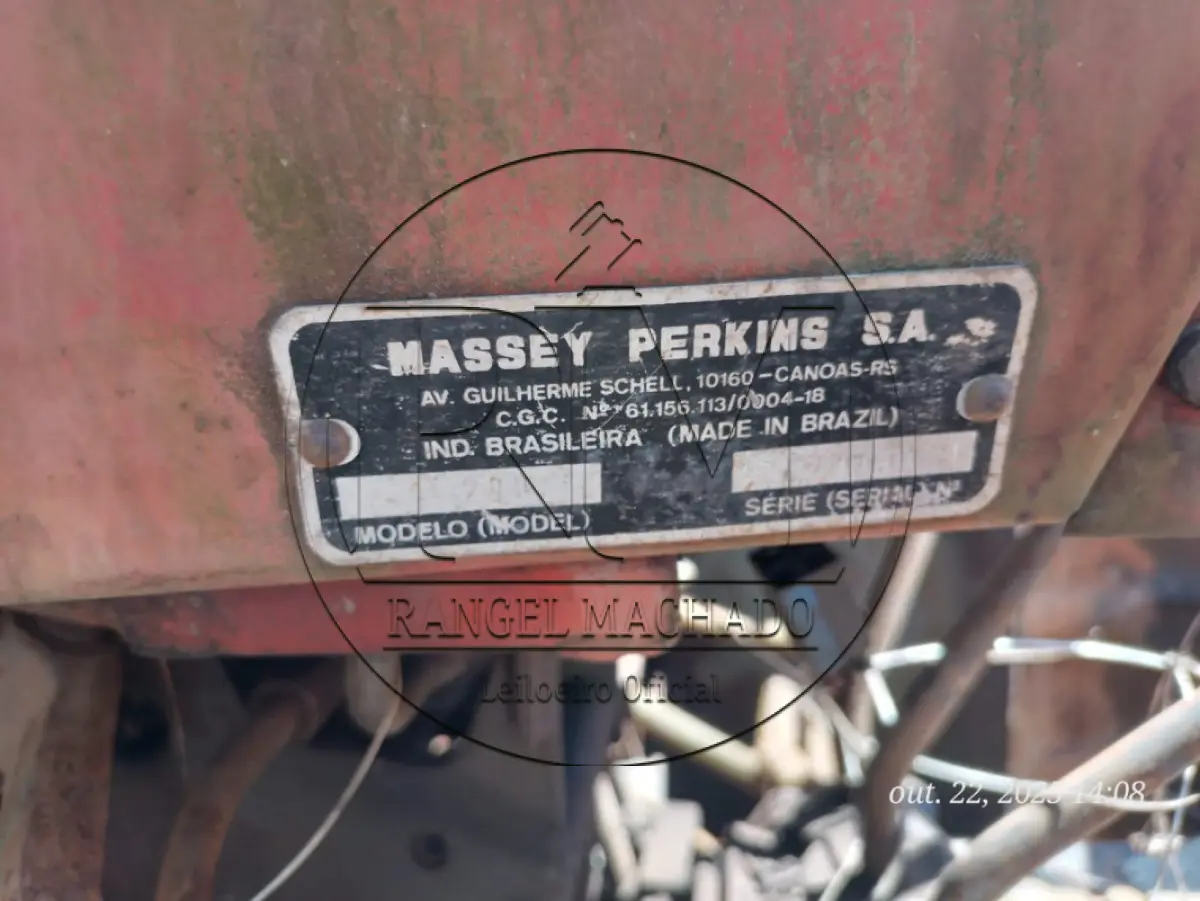 LOTE 017 - Trator Massey, acoplado com pá para carregamento