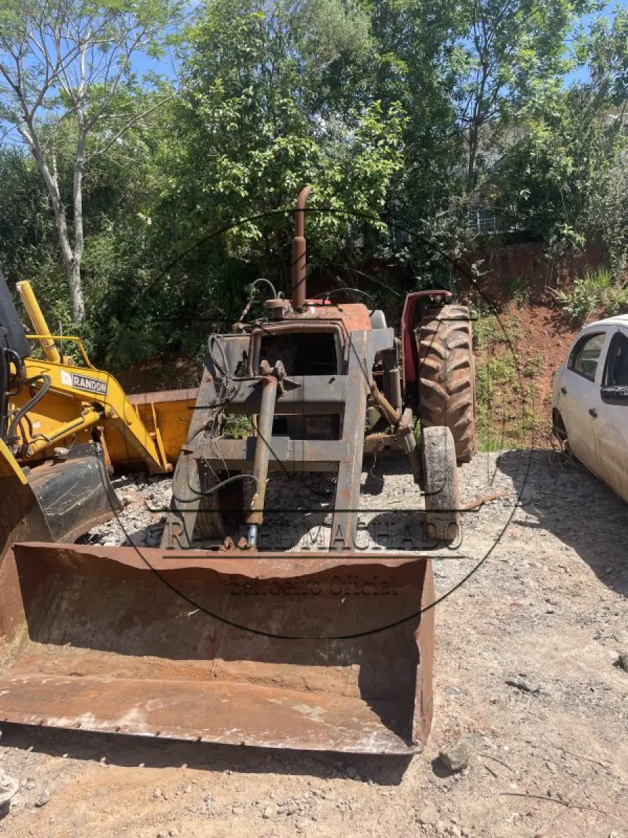 LOTE 017 - Trator Massey, acoplado com pá para carregamento