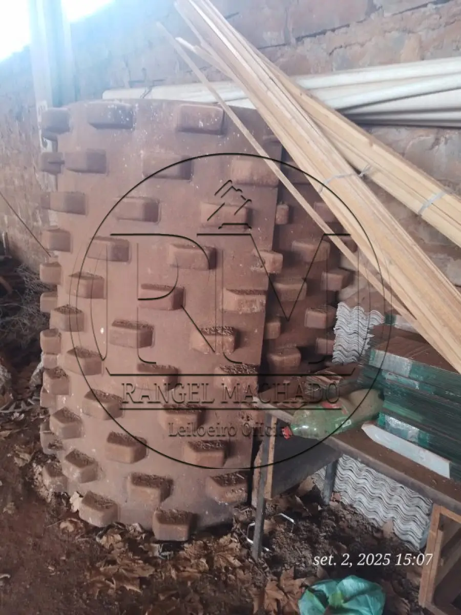 LOTE 020 - Rolo compactador pé de carneiro