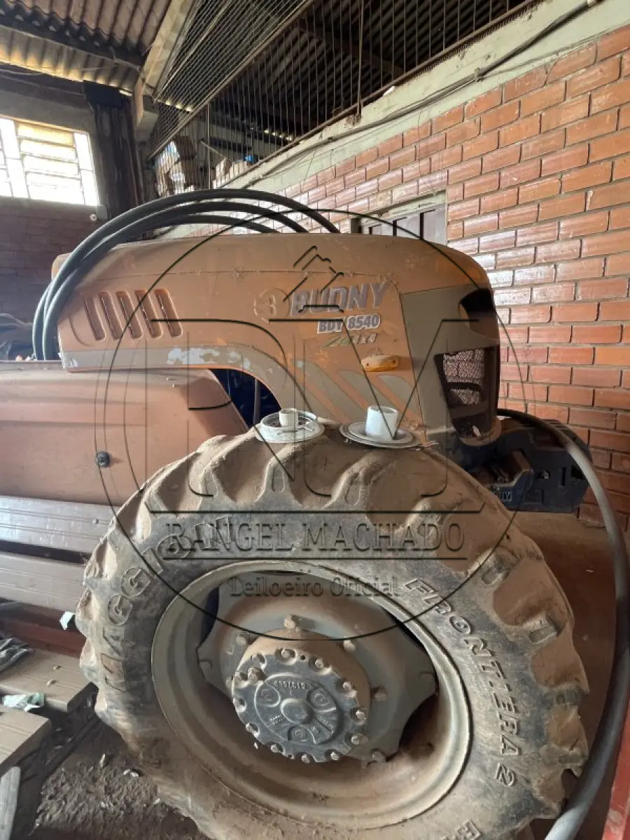 LOTE 014 - Trator BUDNY 8540, 4x4
